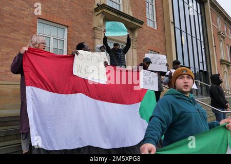 Iranische Demonstranten vor dem Derby City Council House am Silvesterabend 2022, die gegen den mutmaßlichen Mord an Mahsa Amini durch die iranische Polizei protestierten Stockfoto