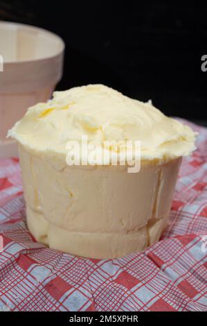 Im Gebiet Veys Bay in der Nähe der Departements Isigny-sur-Mer und Manche und Calvados in Nordfrankreich hergestellte Kuhmilchbutter von Tastu beurre d'Isigny Stockfoto