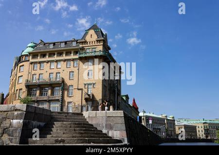 Eine wunderschöne Aufnahme historischer Bauten am Ufer des Flusses Gota alv in Göteborg, Schweden Stockfoto