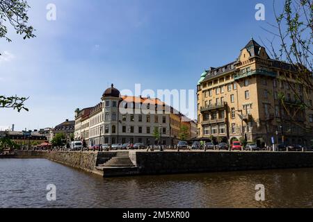 Eine wunderschöne Aufnahme historischer Bauten am Ufer des Flusses Gota alv in Göteborg, Schweden Stockfoto