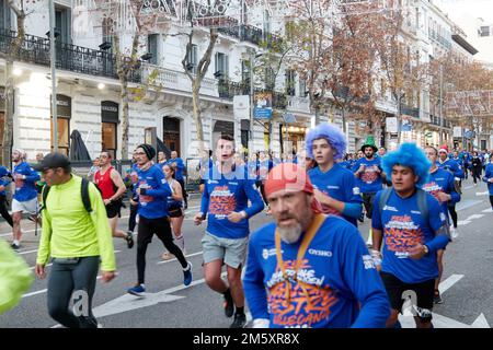 Läufer im San Silvestre Vallecana 2023 mit festlicher und sportlicher Atmosphäre Stockfoto