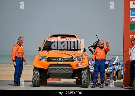 Yanbu, Saudi-Arabien. 31. Dezember 2022. 243 WILLEMS Maik (nld), VAN PELT Robert (nld), Bastion Hotels Dakar Team, Toyota Hilux, Auto, Action während der Starting Podium Ceremony of the Dakar 2023, am 31. Dezember 2022 in der Nähe von Yanbu, Saudi-Arabien - Photo Gigi Soldano / DPPI Credit: DPPI Media/Alamy Live News Stockfoto