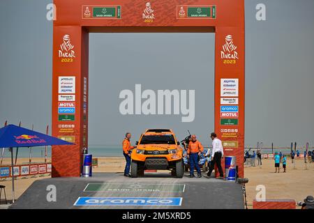 Yanbu, Saudi-Arabien. 31. Dezember 2022. 243 WILLEMS Maik (nld), VAN PELT Robert (nld), Bastion Hotels Dakar Team, Toyota Hilux, Auto, Action während der Starting Podium Ceremony of the Dakar 2023, am 31. Dezember 2022 in der Nähe von Yanbu, Saudi-Arabien - Photo Gigi Soldano / DPPI Credit: DPPI Media/Alamy Live News Stockfoto