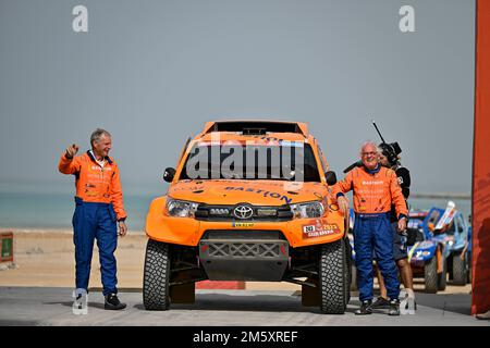 Yanbu, Saudi-Arabien. 31. Dezember 2022. 243 WILLEMS Maik (nld), VAN PELT Robert (nld), Bastion Hotels Dakar Team, Toyota Hilux, Auto, Action während der Starting Podium Ceremony of the Dakar 2023, am 31. Dezember 2022 in der Nähe von Yanbu, Saudi-Arabien - Photo Gigi Soldano / DPPI Credit: DPPI Media/Alamy Live News Stockfoto