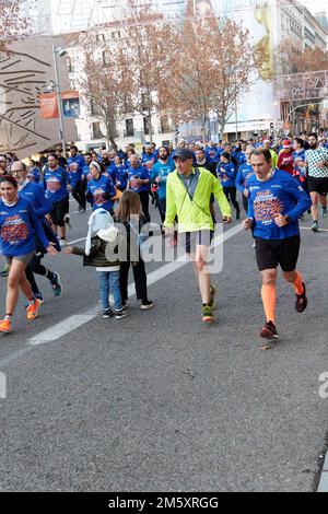 Läufer im San Silvestre Vallecana 2023 mit festlicher und sportlicher Atmosphäre Stockfoto