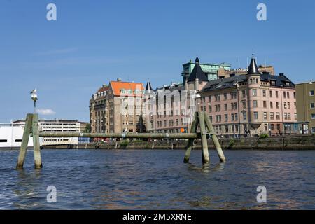 Eine wunderschöne Aufnahme historischer Bauten am Ufer des Flusses Gota alv in Göteborg, Schweden Stockfoto