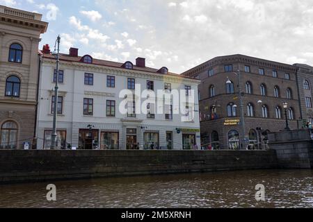 Eine wunderschöne Aufnahme historischer Bauten am Ufer des Flusses Gota alv in Göteborg, Schweden Stockfoto