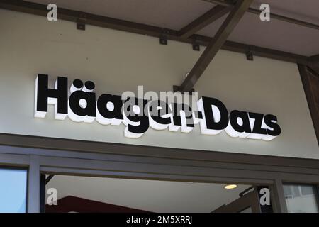Honolulu, HI - 30. Dezember 2022: Eisdiele Haagen Dazs Schild am Waikiki Beach Honolulu Stockfoto