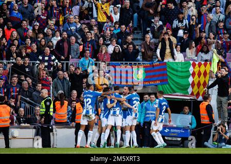 Barcelona, Spanien. 31. Dezember 2022. Espanyol-Spieler feiern, nachdem sie während des LaLiga-Spiels zwischen dem FC Barcelona und dem RCD Espanyol im Spotify Camp Nou Stadium in Barcelona, Spanien, ein Tor geschossen haben. Kredit: Christian Bertrand/Alamy Live News Stockfoto