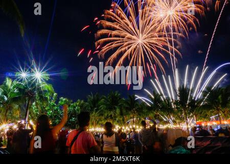 Pasay, Metro Manila, Philippinen. 1. Januar 2023. In der SM Mall of Asia haben sich Leute versammelt, um den Neujahrszähler auf 2023 herunterzuzählen. Die erste Silvesterfeier mit Feuerwerk diese Pandemie. Die Leute essen in Restaurants, picknicken überall in der Bucht, Kinder auf den Vergnügungsfahrten und sehen sich das Feuerwerk noch einmal an, um 2023 zu begrüßen. (Kreditbild: © George Buid/ZUMA Press Wire) Kredit: ZUMA Press, Inc./Alamy Live News Stockfoto