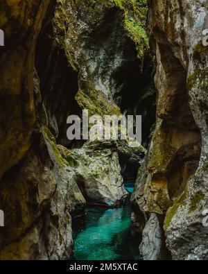 Ein malerischer Blick auf einen kleinen Fluss mit türkisfarbenem Wasser im Tolmin Gorges Park in Zatolmin, Slowenien Stockfoto