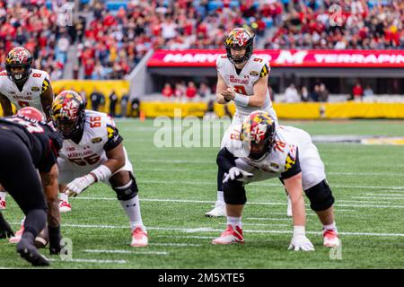 30. Dezember 2022: Der Quarterback der Maryland Terrapins Billy Edwards Jr. (9) stellt sich während der ersten Hälfte des Duke's Mayo Bowl 2022 im Bank of America Stadium in Charlotte, NC, für den Snap gegen das North Carolina State Wolfpack auf. (Scott Kinser/CSM) Stockfoto