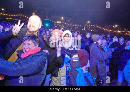 Edinburgh, Großbritannien. 30. Dezember 2022. Die Reveller in den Princes Street Gardens warten in lebhafter Stimmung darauf, dass Altered Images auf die Bühne kommt und die Party beginnt. Kredit: Brian Wilson/Alamy Live News Stockfoto