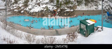 Radium Hot Springs, British Columbia, Kanada – 30. Januar 2022: Die Menschen entspannen sich in einer natürlichen heißen Quelle im Kootenay National Park Stockfoto