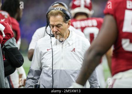 31. Dezember 2022: Alabama Cheftrainer Nick Saban geht während der alljährlichen Allstate Sugar Bowl 89. zwischen der Alabama Crimson Tide und der Kansas St. über die Seitenlinie Wildcats im Caesars Superdome in New Orleans, LA. Jonathan Mailhes/CSM Stockfoto