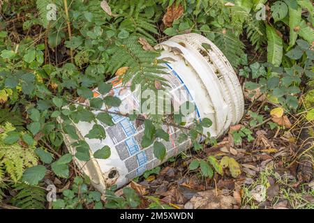 Kunststoffabfälle mit fliegender Spitze am Straßenrand, UK [siehe Hinweis]. Wegen Umweltverschmutzung, Plastikmüll, Landmüll, illegalem Fliegenkippen. Stockfoto