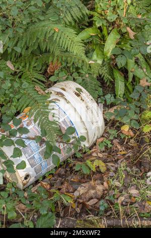 Kunststoffabfälle mit fliegender Spitze am Straßenrand, UK [siehe Hinweis]. Wegen Umweltverschmutzung, Plastikmüll, Landmüll, illegalem Fliegenkippen. Stockfoto