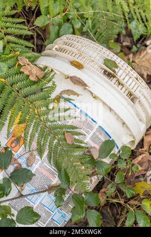 Kunststoffabfälle mit fliegender Spitze am Straßenrand, UK [siehe Hinweis]. Wegen Umweltverschmutzung, Plastikmüll, Landmüll, illegalem Fliegenkippen. Stockfoto