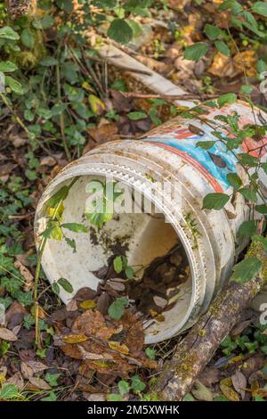 Kunststoffabfälle mit fliegender Spitze am Straßenrand, UK [siehe Hinweis]. Wegen Umweltverschmutzung, Plastikmüll, Landmüll, illegalem Fliegenkippen. Stockfoto