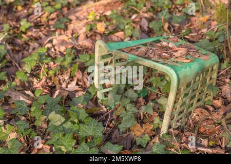 Kunststoffabfälle mit fliegender Spitze am Straßenrand, UK [siehe Hinweis]. Wegen Umweltverschmutzung, Plastikmüll, Landmüll, illegalem Fliegenkippen. Stockfoto