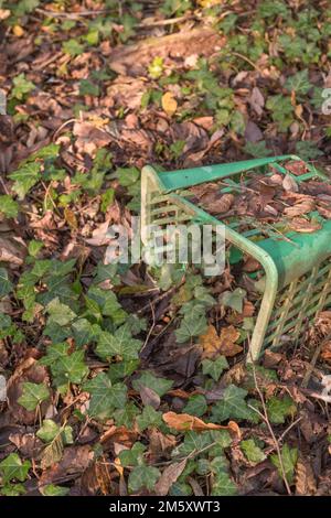 Kunststoffabfälle mit fliegender Spitze am Straßenrand, UK [siehe Hinweis]. Wegen Umweltverschmutzung, Plastikmüll, Landmüll, illegalem Fliegenkippen. Stockfoto