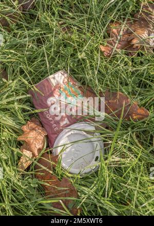 Entsorgte Costa Kaffeetasse (? Laminatpapier) und Kunststoffdeckel in der Landschaft von Cornwall. Für die Verschmutzung von Kunststoffen, die die Umwelt verschmutzt. Stockfoto