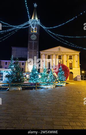 Neujahrsbeleuchtung in Bussolengo in norditalien Stockfoto