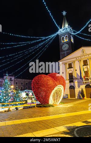 Neujahrsbeleuchtung in Bussolengo in norditalien Stockfoto