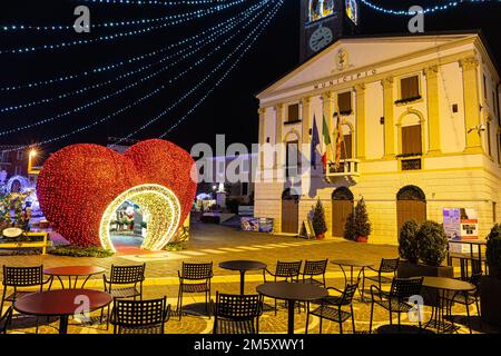 Neujahrsbeleuchtung in Bussolengo in norditalien Stockfoto