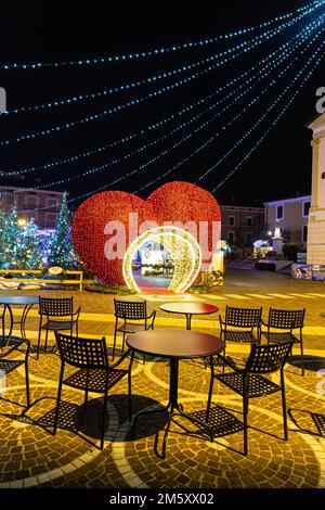 Neujahrsbeleuchtung in Bussolengo in norditalien Stockfoto