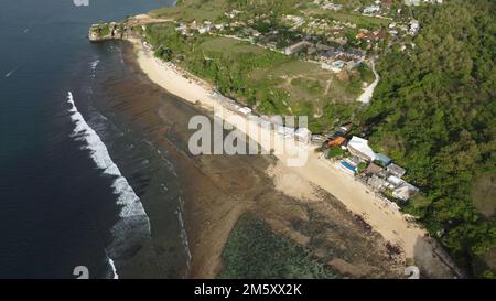 Ein herrlicher Blick aus der Vogelperspektive auf den Balangan Beach auf Bali, Indonesien an einem sonnigen Sommertag Stockfoto