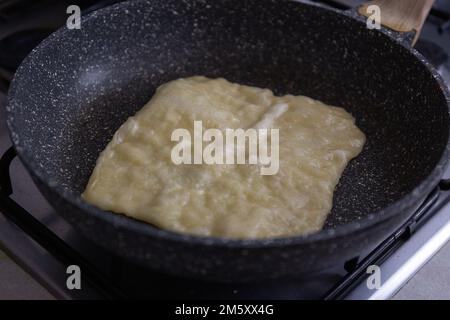 Marokkanisches Msperen-Brot in der Pfanne Stockfoto