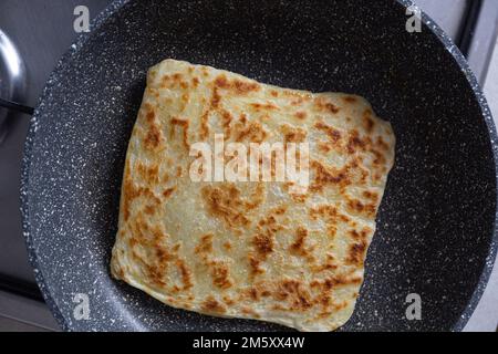 Marokkanisches Msperen-Brot in der Pfanne Stockfoto