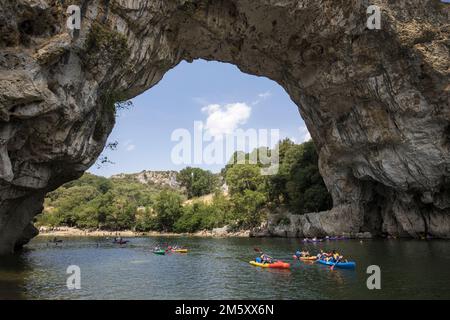 Kanus auf dem Fluss in Vallon-Pont-d'Arc, Ardeche, Frankreich Stockfoto