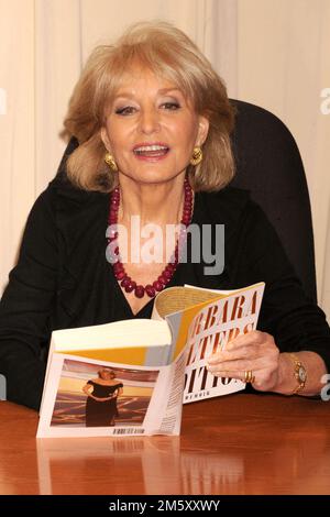 Manhattan, Vereinigte Staaten Von Amerika. 07. Mai 2008. NEW YORK - 07. MAI 2008: Barbara Walters unterzeichnet am 7. Mai 2008 in New York City Kopien ihres Buches "Audition: A Memoir" bei Barnes & Noble, Lincoln Sqaure. Leute: Barbara Walters Kredit: Storms Media Group/Alamy Live News Stockfoto