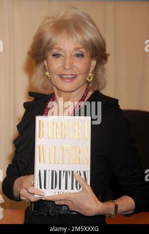 Manhattan, Vereinigte Staaten Von Amerika. 07. Mai 2008. NEW YORK - 07. MAI 2008: Barbara Walters unterzeichnet am 7. Mai 2008 in New York City Kopien ihres Buches "Audition: A Memoir" bei Barnes & Noble, Lincoln Sqaure. Leute: Barbara Walters Kredit: Storms Media Group/Alamy Live News Stockfoto