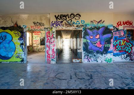 Hymettus Mountain, Griechenland - 11. September 2022: Gemalte Graffiti in einem verlassenen Gebäude. Hymettus-Berg, Griechenland. Stockfoto