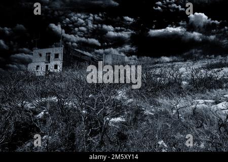 Hymettus Mountain, Griechenland - 11. September 2022: Verlassenes, gruseliges altes Landhaus in der Nacht. Hymettus-Berg, Griechenland. Stockfoto