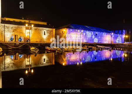 lazise Harbor bei Nacht mit heller Dekoration am Silvesterabend Stockfoto