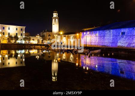 lazise Harbor bei Nacht mit heller Dekoration am Silvesterabend Stockfoto