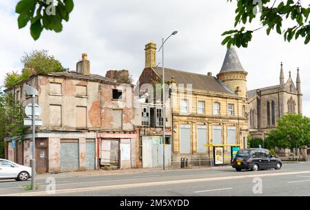 362 Scotland Road, Liverpool, alte Gebäude, die auf den Abriss warten, mit einer alten Liverpool Savings Bank auf der rechten Seite. Aufgenommen im Juli 2022. Stockfoto