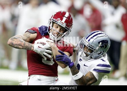 New Orleans, Usa. 01. Januar 2023. Kansas State Wildcats Safety Josh Hayes (1) greift Alabama Crimson Tide Wide Receiver Jermaine Burton (3) beim Sugar Bowl im Caesars Superdome in New Orleans am Samstag, den 31. Dezember 2022 an. Foto: AJ Sisco/UPI Credit: UPI/Alamy Live News Stockfoto