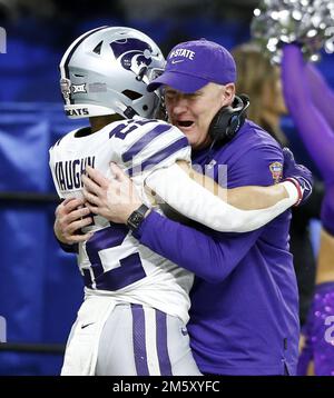 New Orleans, Usa. 01. Januar 2023. Kansas State Wildcats Cheftrainer Chris Klieman feiert mit Kansas State Wildcats Deuce Vaughn (22), nachdem er während der Sugar Bowl im Caesars Superdome in New Orleans am Samstag, den 31. Dezember 2022, einen Touchdown gegen die Alabama Crimson Tide erzielte. Foto: AJ Sisco/UPI Credit: UPI/Alamy Live News Stockfoto