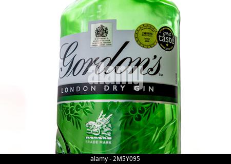 Nach London. GROSSBRITANNIEN - 12.31.2022. Nahaufnahme einer Flasche von Gordons London Dry Gin isoliert in Weiß. Stockfoto