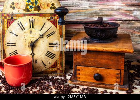 Kaffeemühle Und Alte Uhr Stockfoto