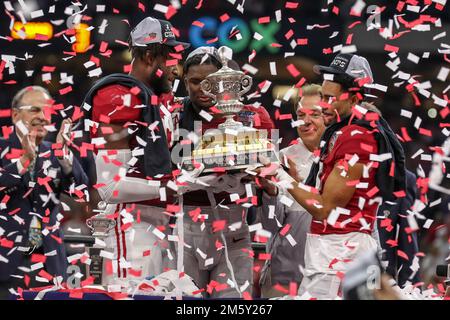 31. Dezember 2022: Alabama Players will Anderson Jr. (31), Jordan Battle (9) und Bryce Young (9) zusammen mit Head Coach Nick Saban halten die Trophäe nach dem 89. Jährlichen Allstate Sugar Bowl zwischen Alabama Crimson Tide und Kansas St. Wildcats im Caesars Superdome in New Orleans, LA. Jonathan Mailhes/CSM Stockfoto