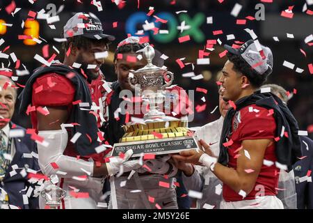 31. Dezember 2022: Alabama Players will Anderson Jr. (31), Jordan Battle (9) und Bryce Young (9) zusammen mit Head Coach Nick Saban halten die Trophäe nach dem 89. Jährlichen Allstate Sugar Bowl zwischen Alabama Crimson Tide und Kansas St. Wildcats im Caesars Superdome in New Orleans, LA. Jonathan Mailhes/CSM Stockfoto