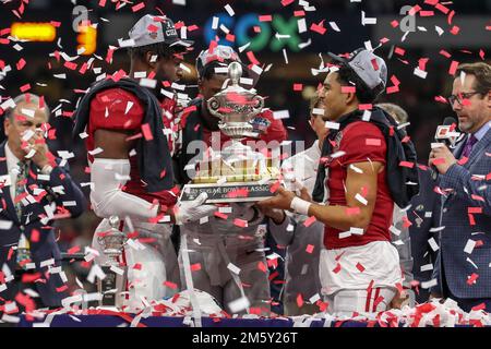 31. Dezember 2022: Alabama Players will Anderson Jr. (31), Jordan Battle (9) und Bryce Young (9) zusammen mit Head Coach Nick Saban halten die Trophäe nach dem 89. Jährlichen Allstate Sugar Bowl zwischen Alabama Crimson Tide und Kansas St. Wildcats im Caesars Superdome in New Orleans, LA. Jonathan Mailhes/CSM Stockfoto