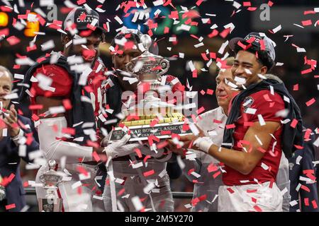 31. Dezember 2022: Alabama Players will Anderson Jr. (31), Jordan Battle (9) und Bryce Young (9) zusammen mit Head Coach Nick Saban halten die Trophäe nach dem 89. Jährlichen Allstate Sugar Bowl zwischen Alabama Crimson Tide und Kansas St. Wildcats im Caesars Superdome in New Orleans, LA. Jonathan Mailhes/CSM Stockfoto