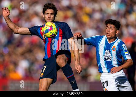 Barcelona, Spanien. 31. Dezember 2022. Marcos Alonso (FC Barcelona) duelliert sich um den Ball gegen Nico (RCD Espanyol) während des Fußballspiels La Liga zwischen dem FC Barcelona und dem RCD Espanyol im Camp Nou Stadium in Barcelona, Spanien, am 31. Dezember 2022. Foto: Siu Wu. Kredit: dpa/Alamy Live News Stockfoto